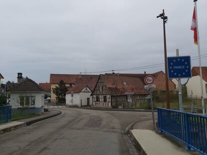 Puente que conecta los pueblos de Scheibenhardt en Alemania y Scheibenhard en Francia.