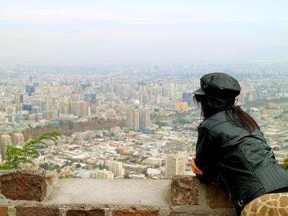 Una mujer mira la ciudad de Santiago (Chile), desde el cerro San Cristóbal.