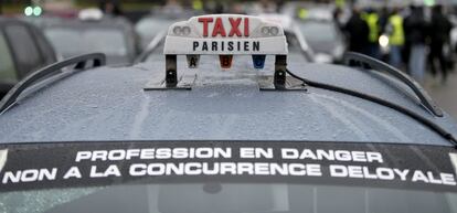 Taxi durante el paro convocado por el sector en París (Francia) contra la plataforma Uber.