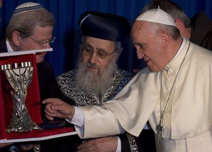 El papa Francisco intercambia regalos con el rabino israelí Yitzah Yosef (centro) durante su reunión en Jerusalén (Israel).
