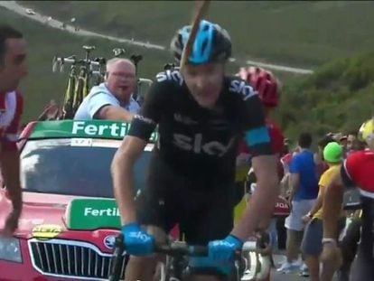 Froome, en el momento en el que recibe un palo en la cabeza. 