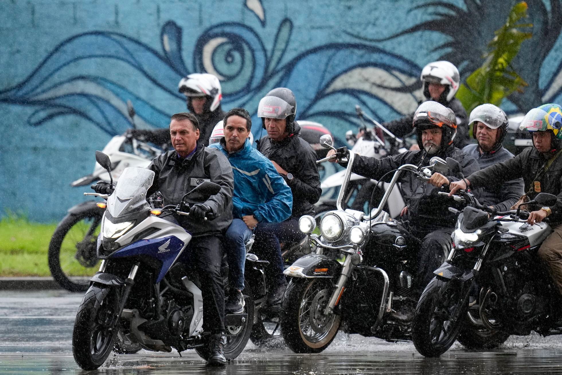 El presidente de Brasil, Jair Bolsonaro, lidera una caravana de motos durante una jornada de campaña electoral en Santos, en el Estado de São Paulo, el 28 de septiembre de 2022.