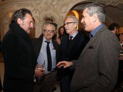 Desde la izquierda, Ray Loriga, Javier Reverte, Juan Jos&eacute; Mill&aacute;s y Santiago Roncagliolo este mi&eacute;rcoles en el Casino de Madrid.