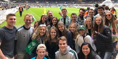 Joe Freihofer (abajo, en el centro) y sus compañeros de intercambio en El Sardinero.