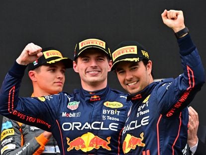 Verstappen y Checo Pérez celebran este domingo en el circuito de Imola (Italia).