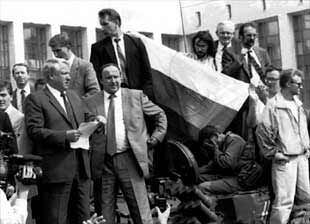 Subido en un tanque, Borís Yeltsin se dirige a la multitud ante la Casa Blanca de Moscú el 19 de agosto de 1991.