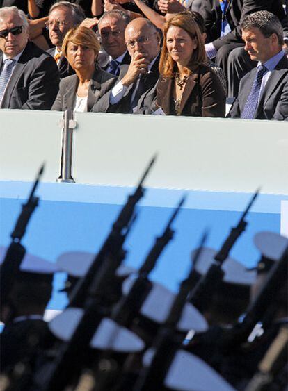 Rodolfo Ares (centro) y Arantza Quiroga, a su izquierda, en el palco de autoridades.
