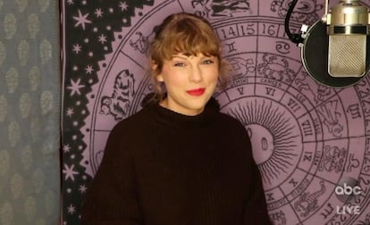 Taylor Swift recibe el premio al artista del año.