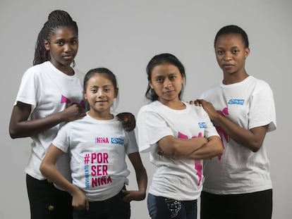 De izquierda a derecha: Josephine (16 años, Malawi), Naydelin (13 años, Guatemala), Estefany (20 años, Guatemala) y Ezelina (23 años, Malawi). Todas ellas son defensoras de los derechos de las niñas.