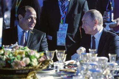 Putin (derecha) y Al Sisi en la cena de gala de la cumbre, el miércoles.