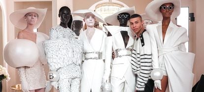 Olivier Rousteing y sus modelos al final del desfile.