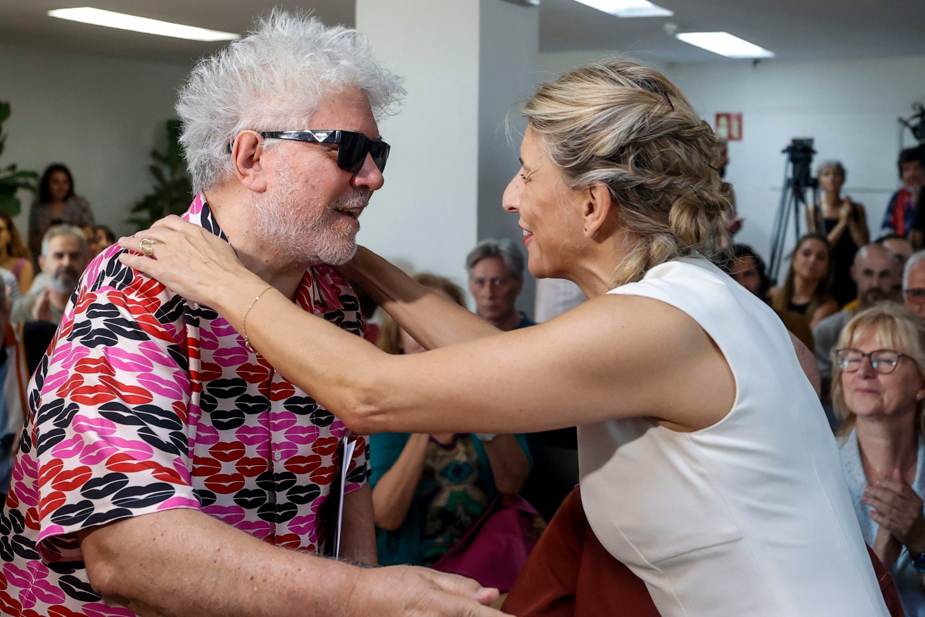 MADRID, 21/07/2023.- La líder de Sumar, Yolanda Díaz, saluda al director de cine español, Pedro Almódovar, durante un acto con el sector de la Cultura celebrado en la última jornada de la campaña electoral antes de las elecciones del 23J, este viernes, en el Círculo de Bellas Artes en Madrid. EFE/ Javier Lizon
