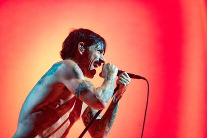 Anthony Kiedis, cantante de la banda Red Hot Chili Peppers, durante el concierto en Barcelona, el martes 7 de junio.