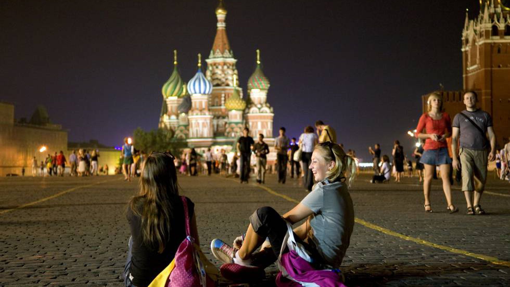 Погуляем сегодня вечером. Москва люди. Москва красная площадь туристы. Люди гуляют по Москве. Москва лето люди.