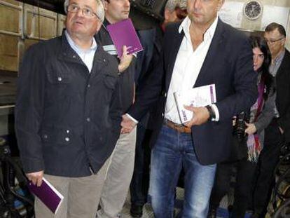 El alcalde de Palas, con camisa blanca, durante una visita oficial a una granja.