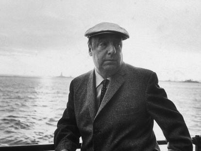 El poeta chileno Pablo Neruda se apoya en la barandilla de un barco durante el 34º paseo anual del PEN por la ciudad de Nueva York, en 1966.