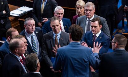 El representante republicano Matt Gaetz, de espaldas, hablaba con otros miembros del partido, ayer en Washington.