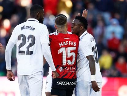 Vinicius y Rüdiger se encaran con Maffeo durante el partido entre el Mallorca y el Real Madrid, en Son Moix este domingo.
