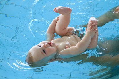 Los expertos aconsejan que las actividades acuáticas, en edades tan tempranas, siempre cuenten con la participación del entorno familiar.