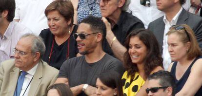 La actriz Hiba Abouk, de amarillo, y el rapero Joey Starr, con gafas de sol, en la Feria de San Isidro el pasado 1 de juio.