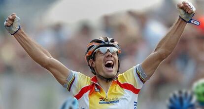 Freire celebra su victoria en el Mundial de Verona 2004, donde también ganó el de 1999.