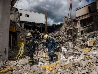 Bomberos en medio de los escombros de un centro cultural bombardeado en Derhachi, cerca de Járkov, este miércoles.