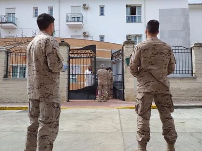 Militares de la Armada Española ante la residencia de mayores de Alcalá del Valle afectada por un brote de coronavirus
