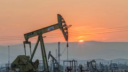 Pozos de petróleo en un yacimiento de California.