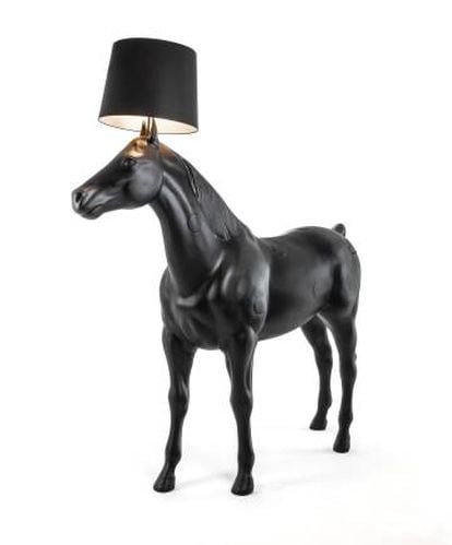 El llum, la base del qual és un cavall a grandària natural, del col·lectiu Front (2006), que recorda el cavall dissecat que Dalí va regalar a Gala el 1971 pel seu aniversari.