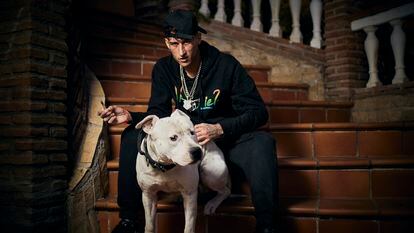 Yung Beef, fotografiado con su perro 'Caramelito' en su casa de Salobreña (Granada), el 12 de enero.