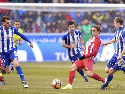 Griezmann intenta mantener el bal&oacute;n rodeado de rivales.