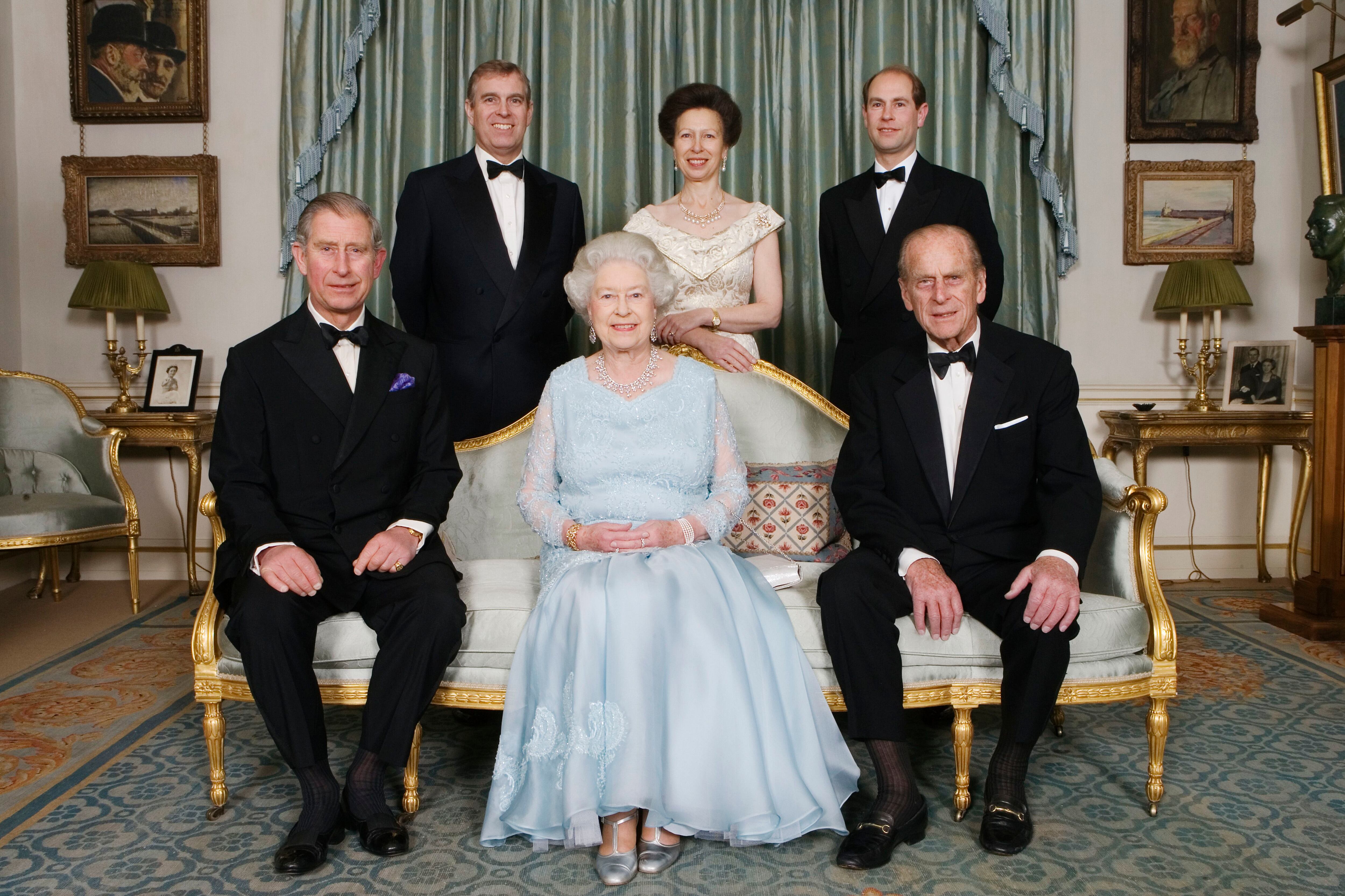 Isabel II y su marido, el duque de Edimburgo, posan junto a sus hijos el 18 de noviembre de 2007 con motivo de sus bodas de diamante. 