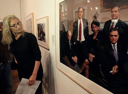 Annie Leibovitz, ayer en la National Portrait Gallery ante la fotografía que hizo del Gabinete de Bush poco después del 11-S.