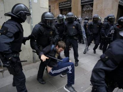 Actuación policial en el desalojo durante un desahucio en el Raval.