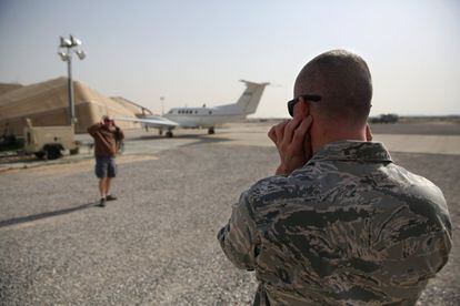 Un militar de las Fuerzas Aéreas Estadounidense se tapa los oídos durante la llegada del avión Beechcraft C-12 Huron a la base.
