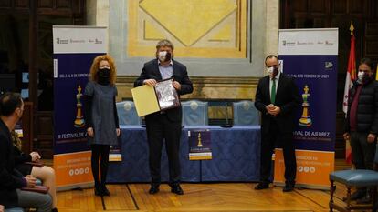 Shírov, con el trofeo, junto a: Ana Suárez, teniente de alcalde;
Vicente Rodríguez, director de Deportes de la Universidad; y
Fernando Castaño, concejal de Cultura y Turismo