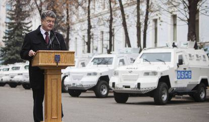 El presidente ucranio, en la entrega de vehículos de la OSCE el 13 de noviembre