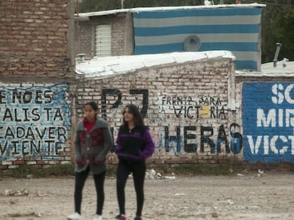 Campaña política en los muros de un barrio de la periferia en Mendoza.