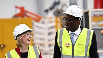 El ministro de Economía del Reino Unido, Kwasi Kwarteng, y la primera ministra, Liz Truss, en un momento de su visita a una fábrica de viviendas modulares en Northfleet (Inglaterra), este viernes.