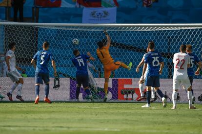 El portero eslovaco Dúbravka desvía el balón dentro de su propia portería.