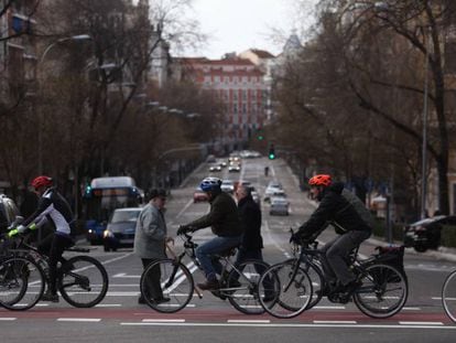 Ciclistas por el carril bici de Santa Engracia el pasado domingo.