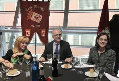 La consejera delegada del grupo de comunicación Edigrup, Adriana Ulibarri (d), asiste como "mantenedora" a la celebración hoy en Madrid de la 66 Fiesta del Botillo, organizada por la Casa de León en Madrid, acompañada el presidente de esta institución, Alfredo Corral (c), y por la presidenta de la Diputación de León, Isabel Carrasco (i).