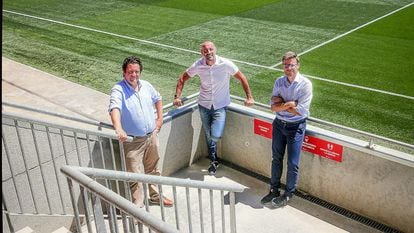 Elías Zamora, responsable del Departamento de Datos del Sevilla F. C, Ramón Rodríguez, 'Monchi', director deportivo del club, y José María Cruz Gallardo, jefe del Departamento de I + D, en la ciudad deportiva del equipo.