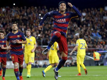 Neymar festeja su gol de penalti.