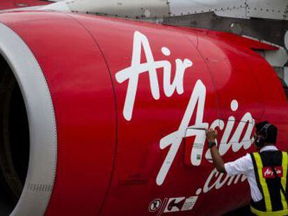 Un t&eacute;cnico de Air Asia revisa el avi&oacute;n antes del vuelo.
