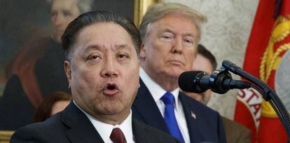 Hock Tan, consejero delegado de Broadcom, habla en presencia de Donald Trump el pasado noviembre en la Casa Blanca.