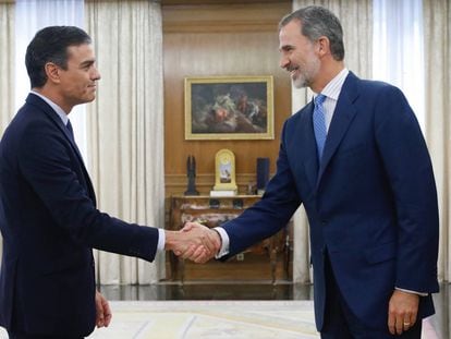 El rey Felipe VI recibe al presidente del Gobierno, Pedro Sánchez, en el Palacio de La Zarzuela.