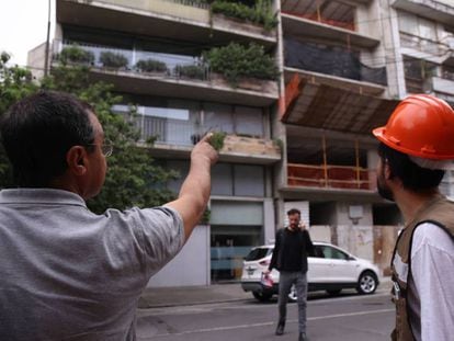 Dos ingenieros especialistas en estructuras revisan edificios en la Ciudad de México.