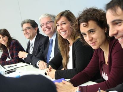 Un momento de la reunión de la dirección del PP liderada por Sánchez-Camacho, tercera por la derecha.