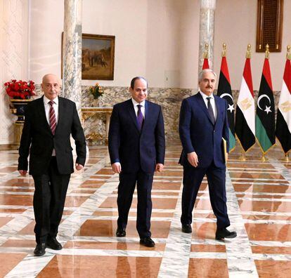 El presidente de Egipto, Abdelfatá Al Sisi, (en el centro), y el comandante Jalifa Hafter, (a la derecha), el pasado 6 de junio, en El Cairo.